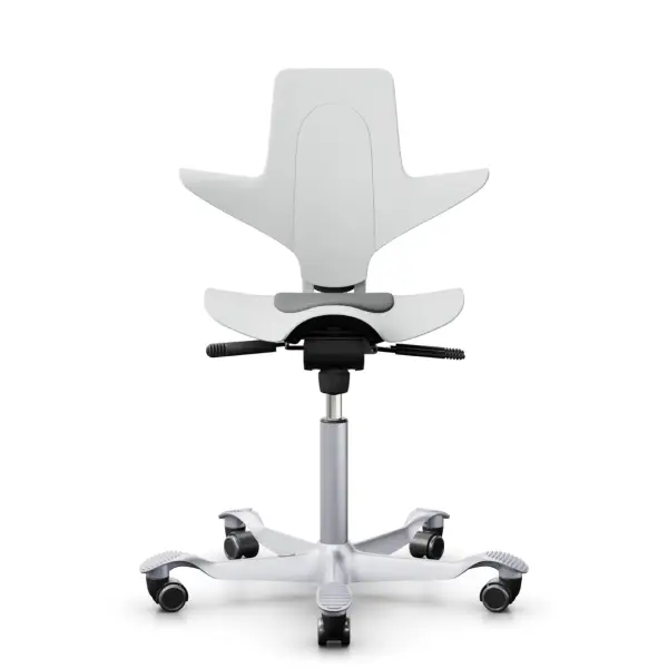 Sedia ergonomica HÅG Capisco Puls 8010 colore bianco, con meccanismo HÅG inBalance®, regolazione altezza e profondità della seduta, schienale a forma di sella, base a 5 razze in alluminio, adatta a uffici moderni, scrivanie regolabili e postazioni dinamiche.